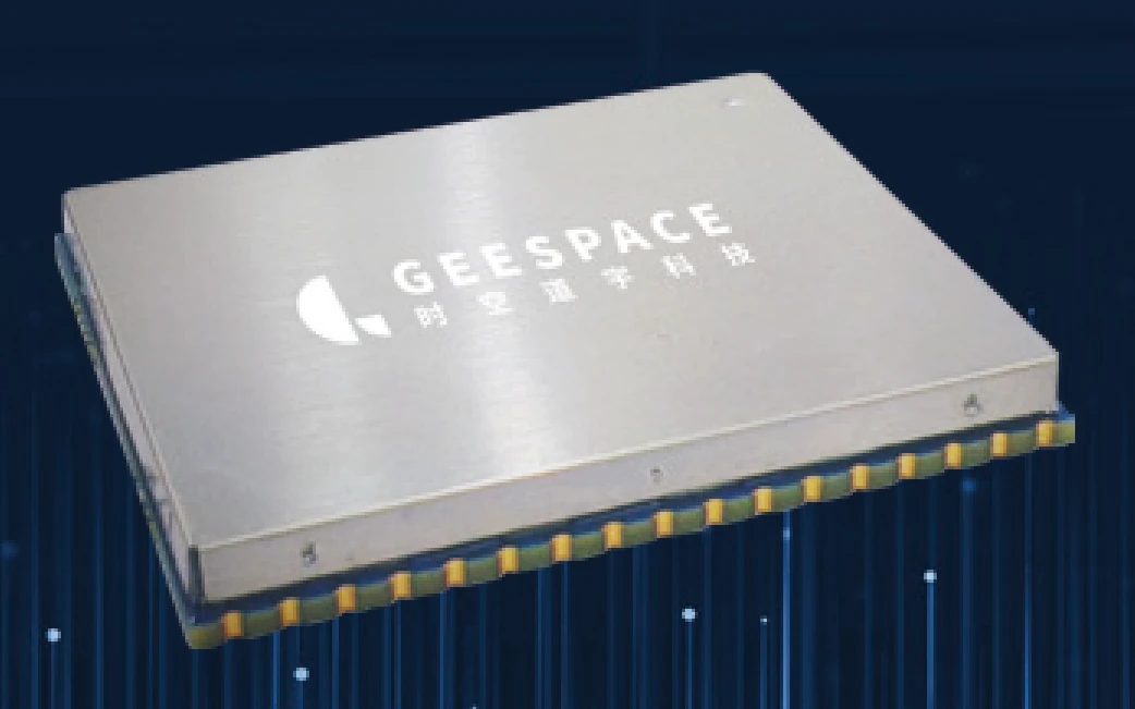 吉利星座 GM1001-F 卫星通信模组:邮票孔封装的模组正面与引脚分布