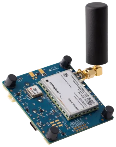 Iridium Certus 9704 开发套件里的 Launch Pad 开发板，斜视图，已装上螺旋天线