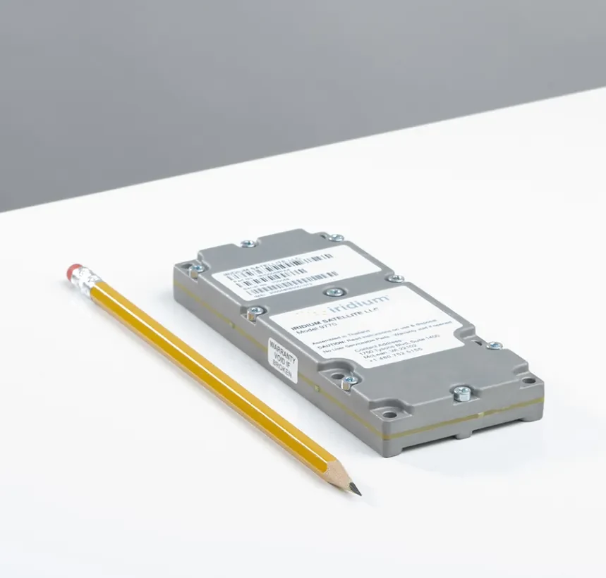 Iridium Certus 9770 模组本体，与铅笔同框做尺寸参照