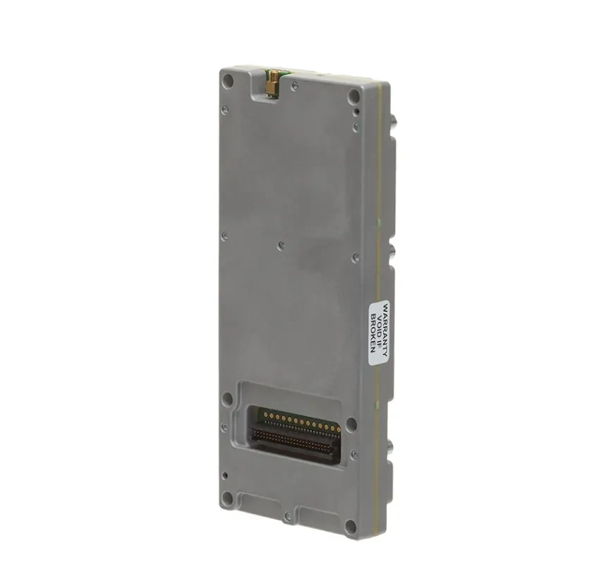 Iridium Certus 9770 模组的窄边视角，可见一端的板对板连接器