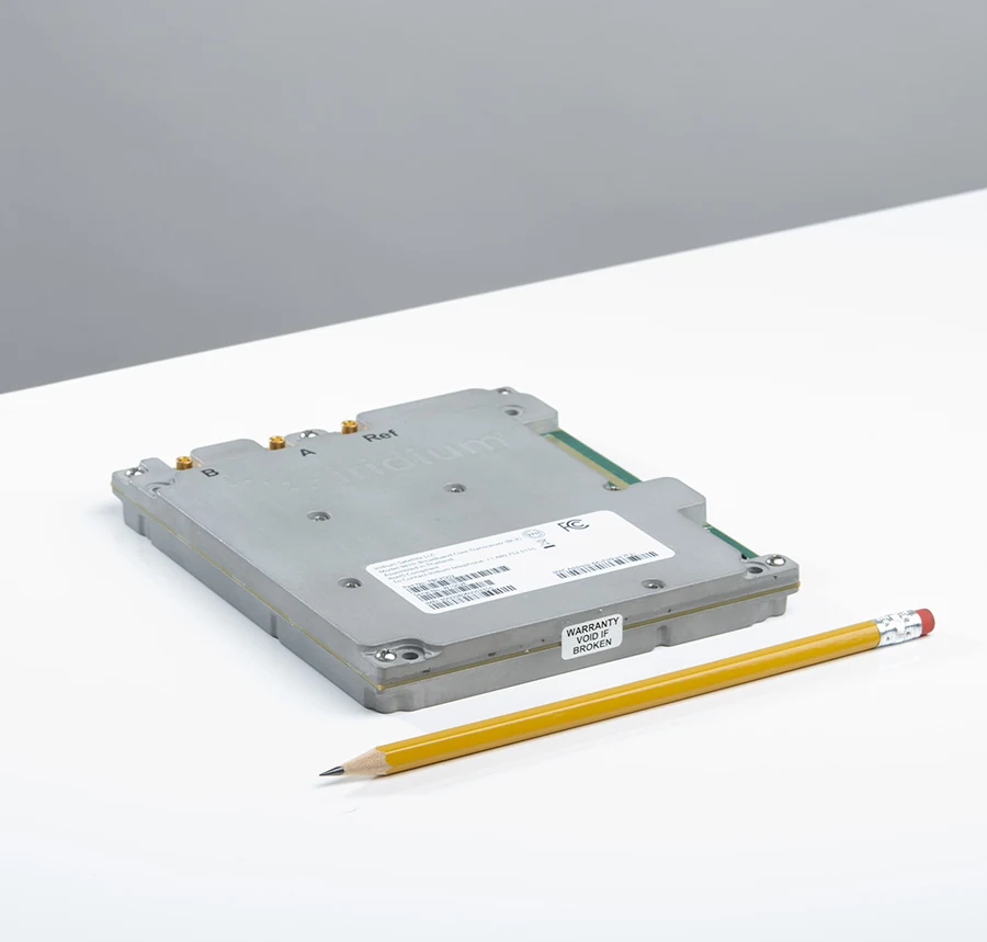 Iridium Certus 9810 与铅笔同框，可见模块实际大小
